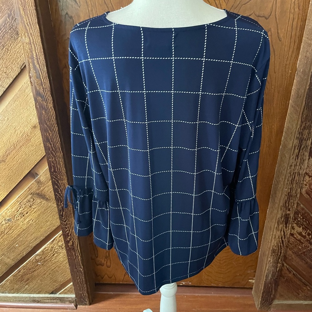 Liz Claiborne Career blue white blouse size XL round neck spandex bell sleeves - Picture 9 of 16